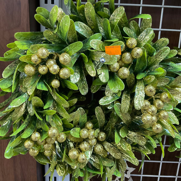 30CM MISTLETOE WREATH WITH BERRIES
