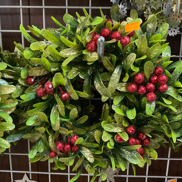 30CM MISTLETOE WREATH WITH BERRIES